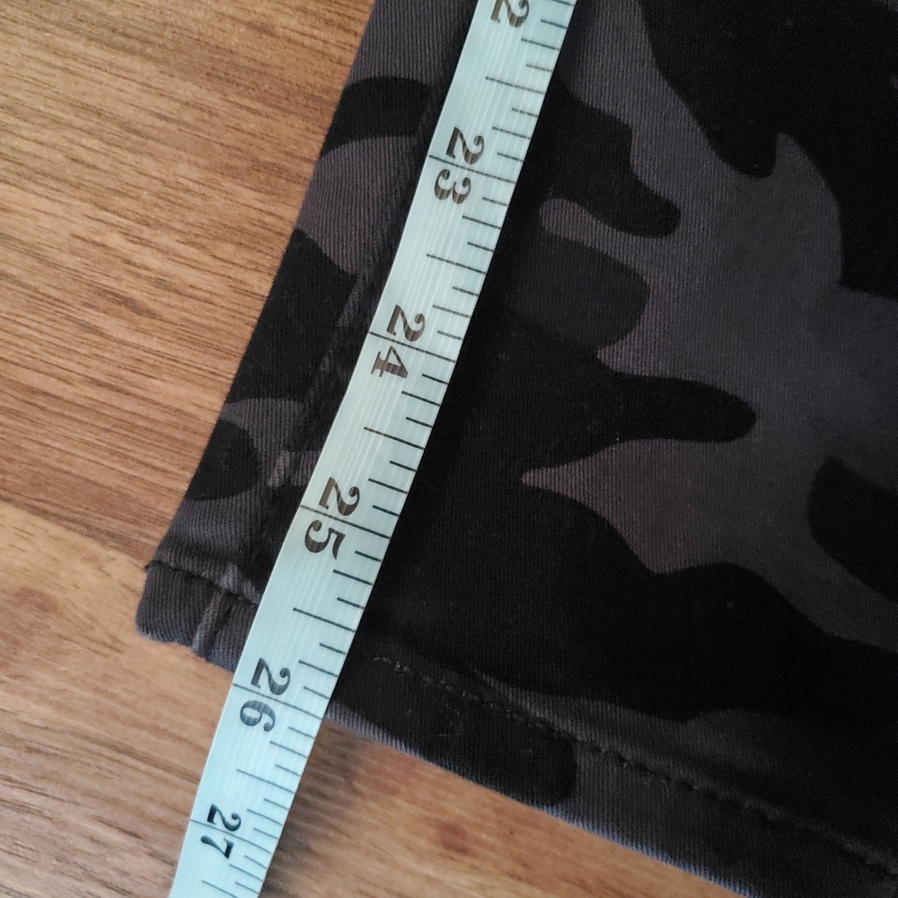 Levi's 711 Size 26 Skinny Black & Gray Camo Cropped Jeans - Picture 6 of 9